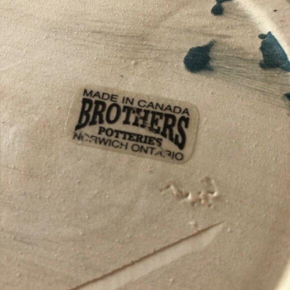 Brothers Potteries Spongewear Pottery 8" Bowl, Green Made in Canada, Norwich, ON - Picture 7 of 7